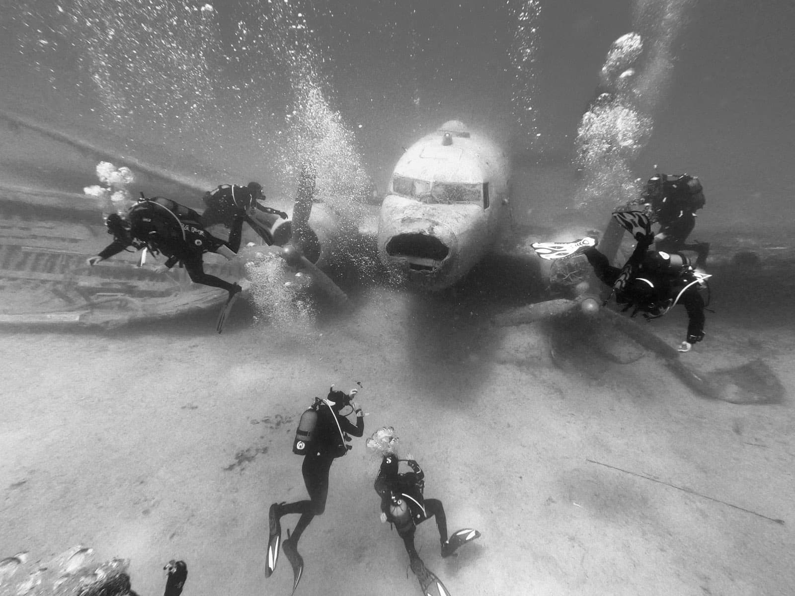 Kaş'ta bir grup dalıcı C-47 Dakota uçak batığının çevresinde